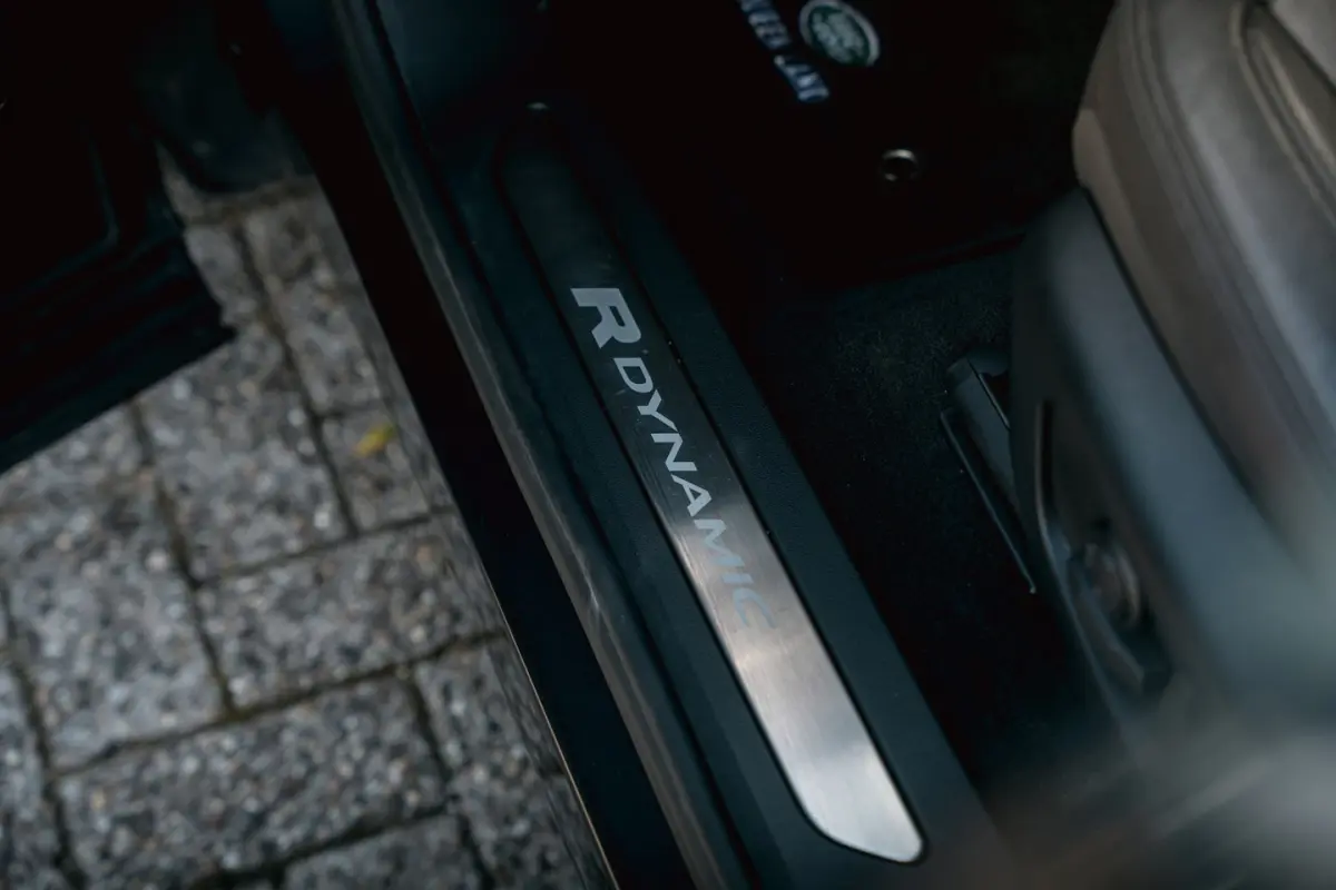 P300e AWD R-Dynamic HSE aut. Pan.dak | mer. soundsystem | black-line