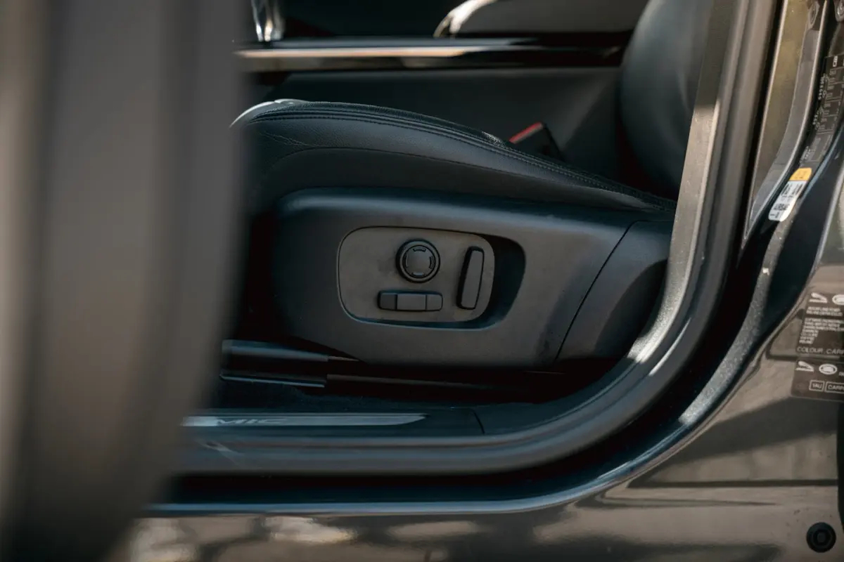 P300e AWD R-Dynamic HSE aut. Pan.dak | mer. soundsystem | black-line