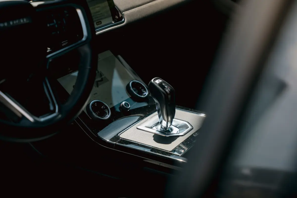 P300e AWD R-Dynamic HSE aut. Pan.dak | mer. soundsystem | black-line