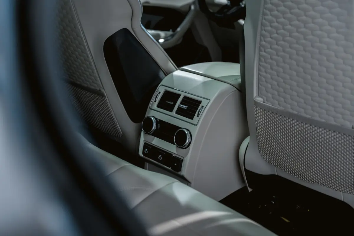 SVR 5.0 P550 V8 NL-auto, Pan.dak, Meridian soundsystem Full-Option