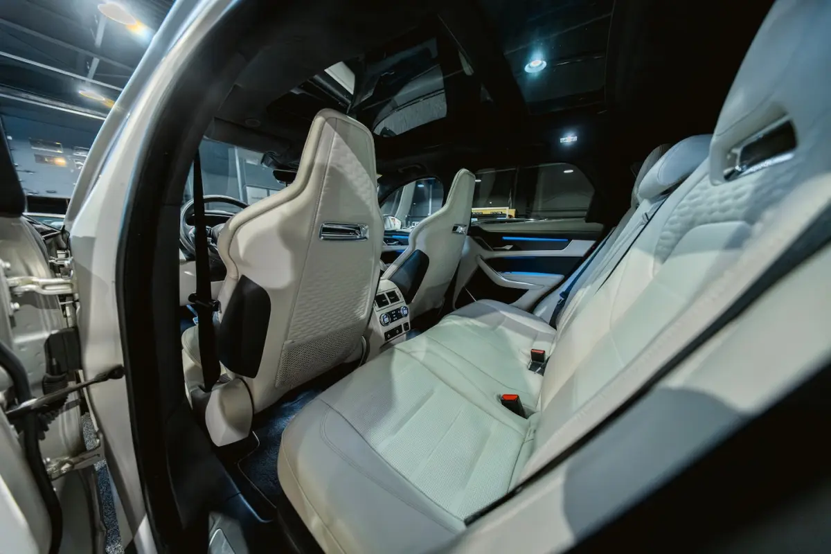 SVR 5.0 P550 V8 NL-auto, Pan.dak, Meridian soundsystem Full-Option