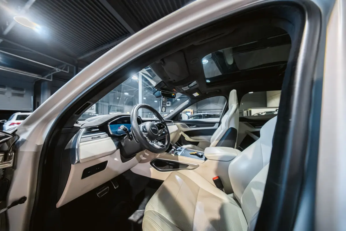 SVR 5.0 P550 V8 NL-auto, Pan.dak, Meridian soundsystem Full-Option