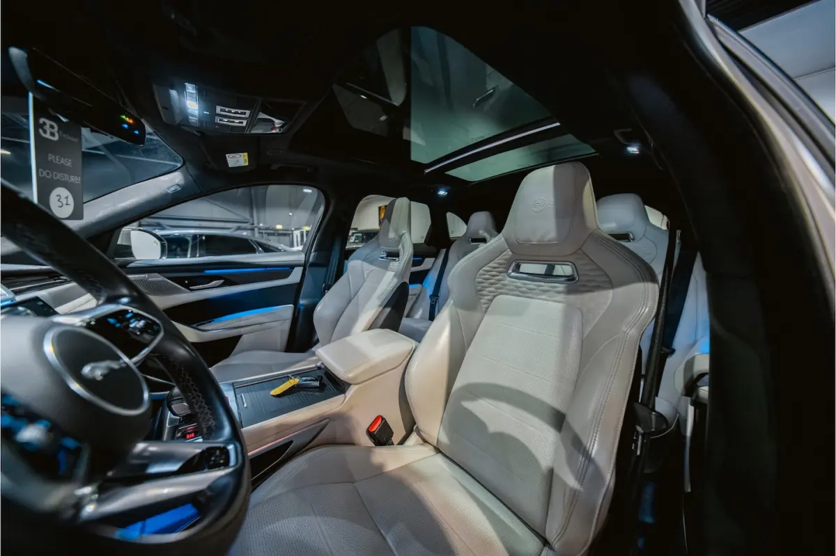SVR 5.0 P550 V8 NL-auto, Pan.dak, Meridian soundsystem Full-Option
