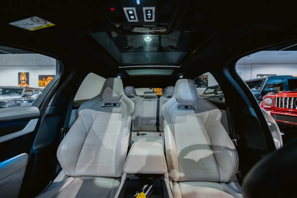 SVR 5.0 P550 V8 NL-auto, Pan.dak, Meridian soundsystem Full-Option