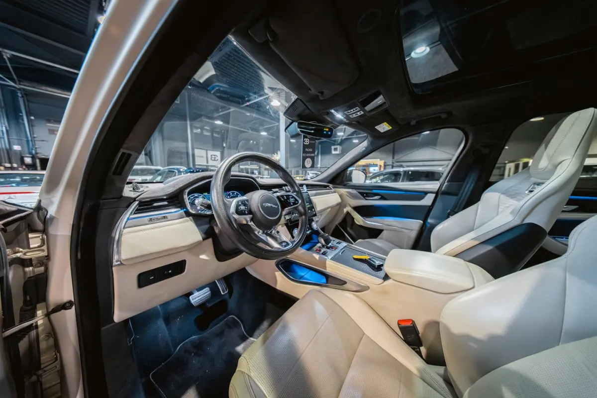 SVR 5.0 P550 V8 NL-auto, Pan.dak, Meridian soundsystem Full-Option