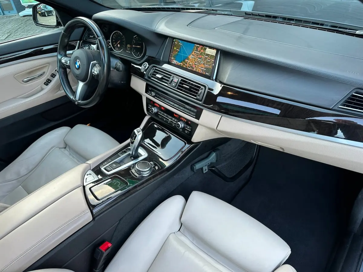 520i Luxury Edition/2E EIG/CAMERA/PANO-DAK/LEDER/NVAI/NETTE STAAT