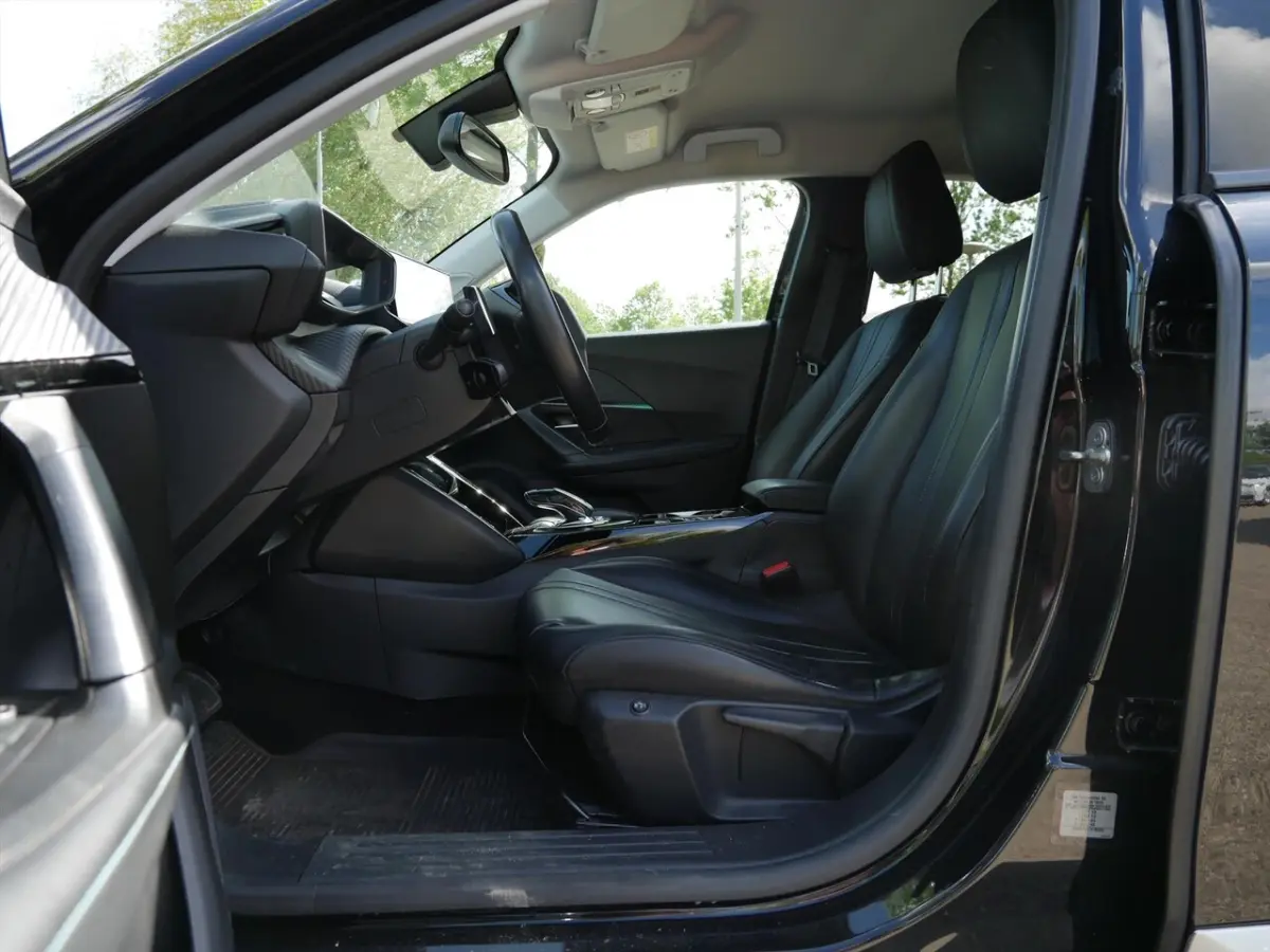 1.2 Puretech 131pk EAT8 Blue Lease Allure | Automaat | Leder interieur | Keyless |