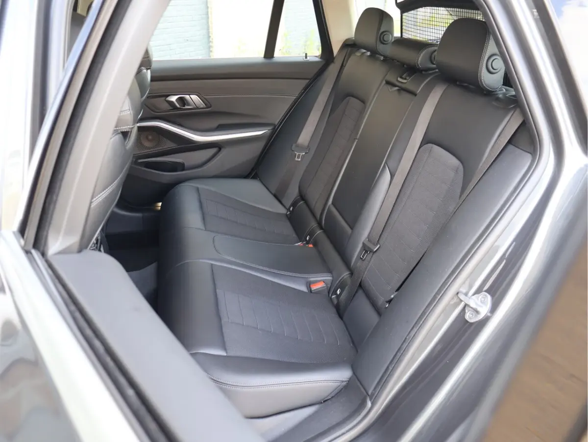 320i Sportline Keyless | Camera | Carplay | M Sport stuurwiel | Sfeerverlichting