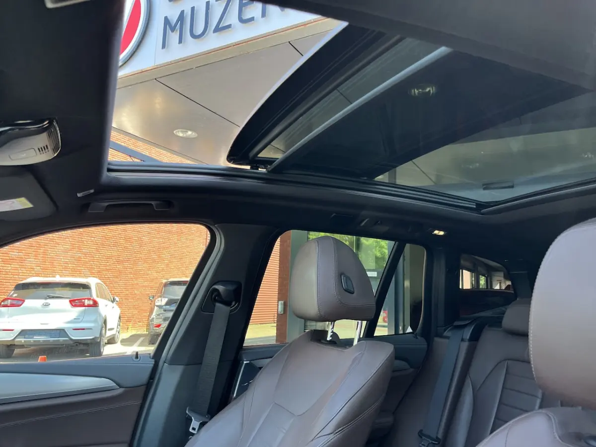 xDrive20i High Executive // NAVI // CAMERA // TREKHAAK // PANO -SCHUIF KANTELDAK // M-PAKK