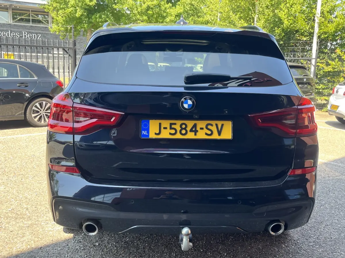 xDrive20i High Executive // NAVI // CAMERA // TREKHAAK // PANO -SCHUIF KANTELDAK // M-PAKK