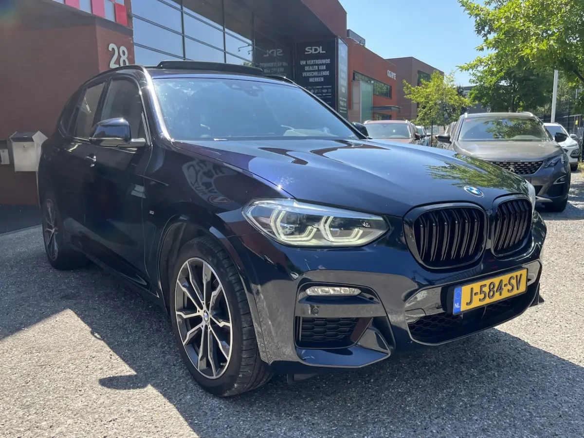 xDrive20i High Executive // NAVI // CAMERA // TREKHAAK // PANO -SCHUIF KANTELDAK // M-PAKK