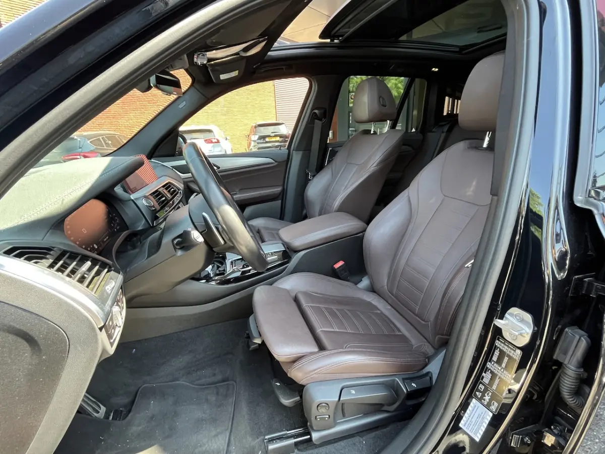 xDrive20i High Executive // NAVI // CAMERA // TREKHAAK // PANO -SCHUIF KANTELDAK // M-PAKK