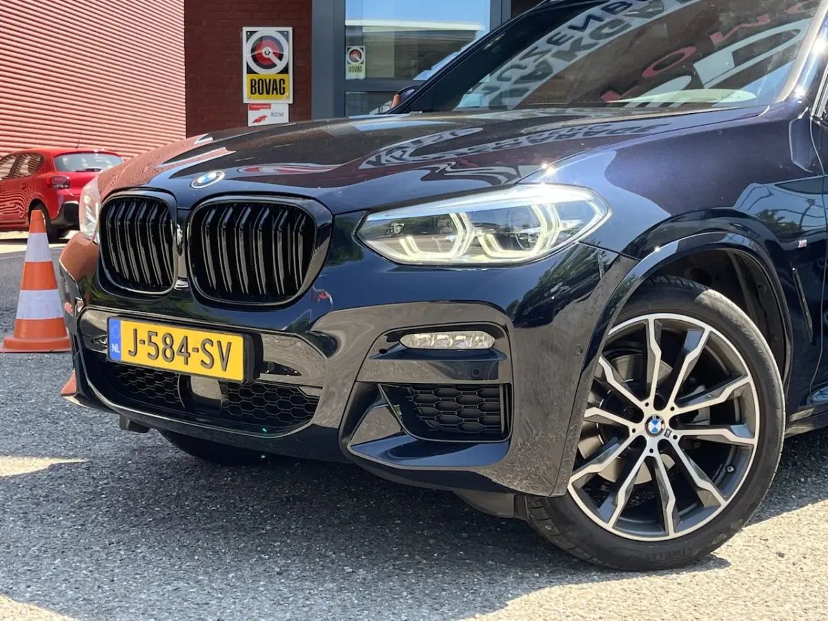 xDrive20i High Executive // NAVI // CAMERA // TREKHAAK // PANO -SCHUIF KANTELDAK // M-PAKK