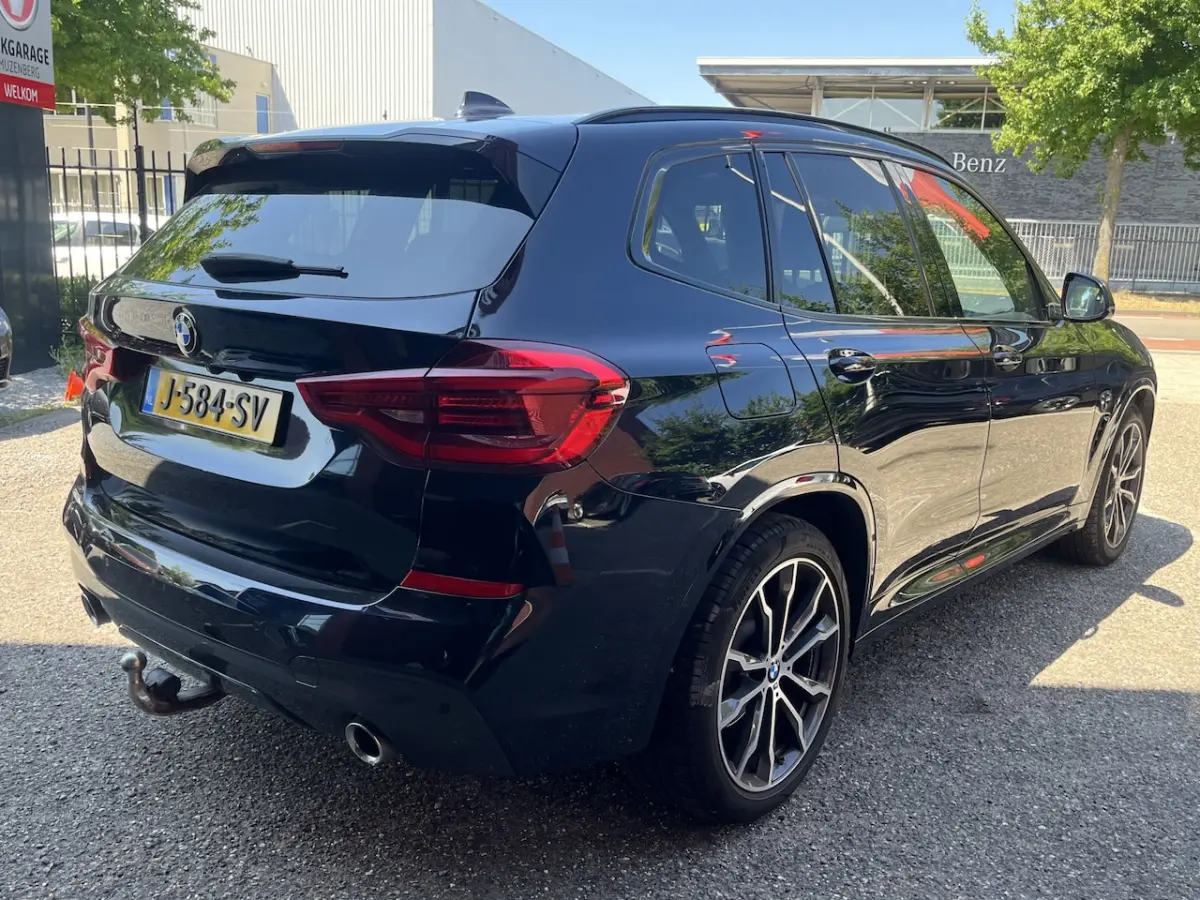 xDrive20i High Executive // NAVI // CAMERA // TREKHAAK // PANO -SCHUIF KANTELDAK // M-PAKK