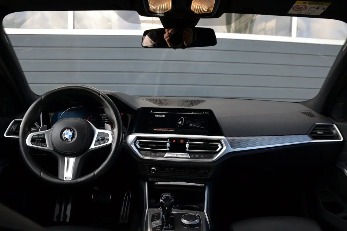 318i M-Sport Automaat | Shadow Line | Achteruitrijcamera | HiFi Audio