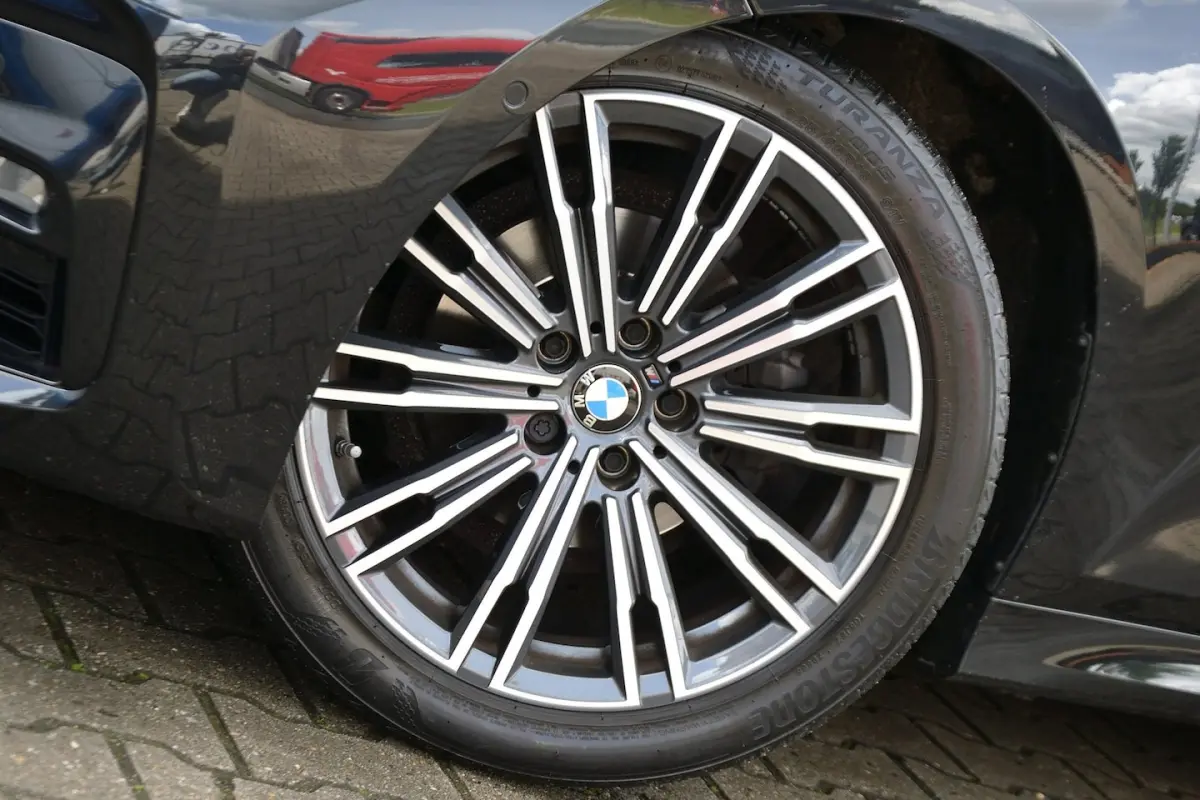 318i M-Sport Automaat | Shadow Line | Achteruitrijcamera | HiFi Audio