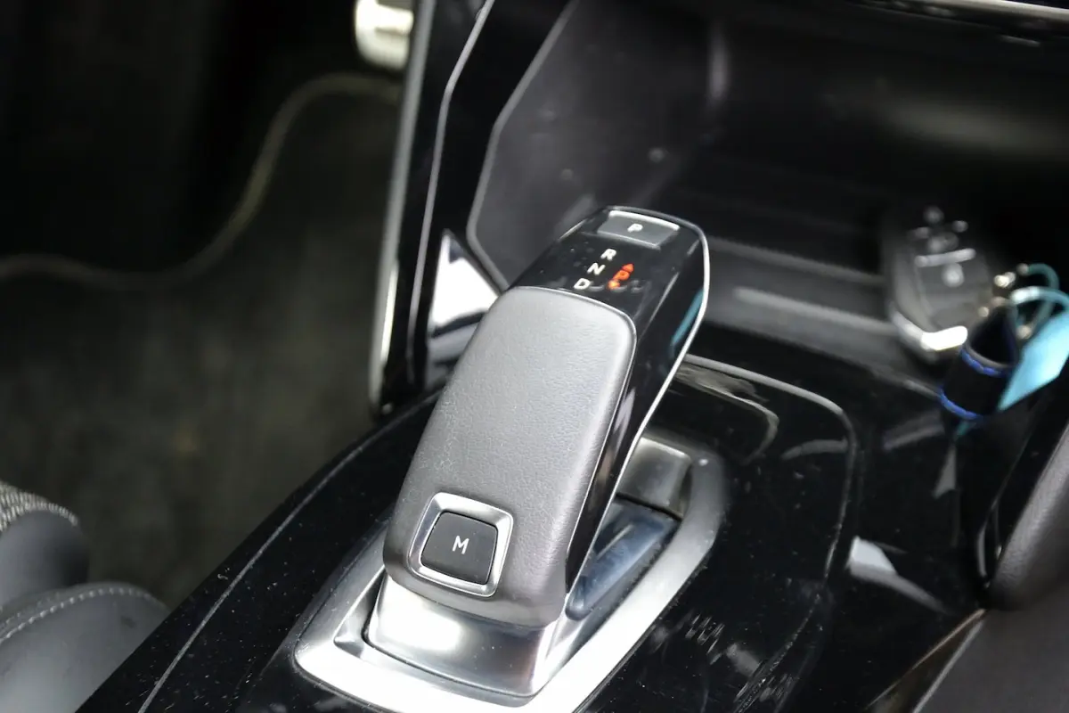1.2 PureTech GT-line 100PK Automaat | Navigatie | Achteruitrijcamera | Side Assist