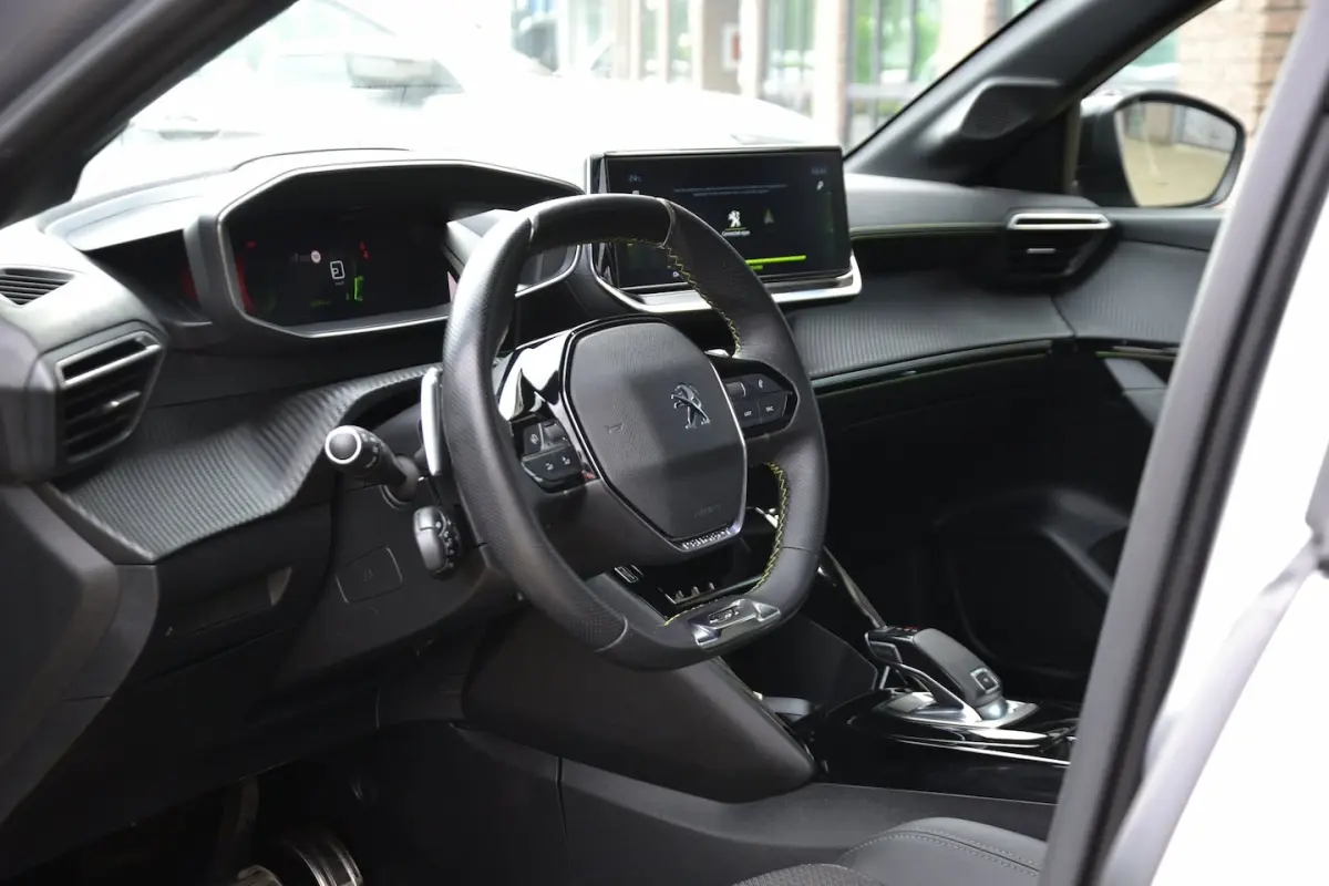 1.2 PureTech GT-line 100PK Automaat | Navigatie | Achteruitrijcamera | Side Assist