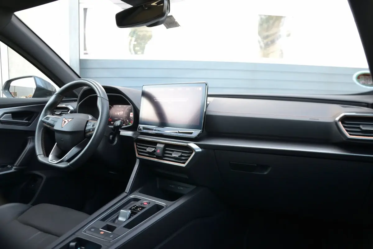 1.4 e-Hybrid Business | Achteruitrijcamera | Stoelverwarming | Ambient Light | Full Link