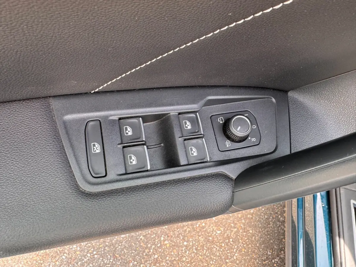 2.0 TDI R-Line Business+ PANORAMA NAVI CLIMACAR PLAY enz