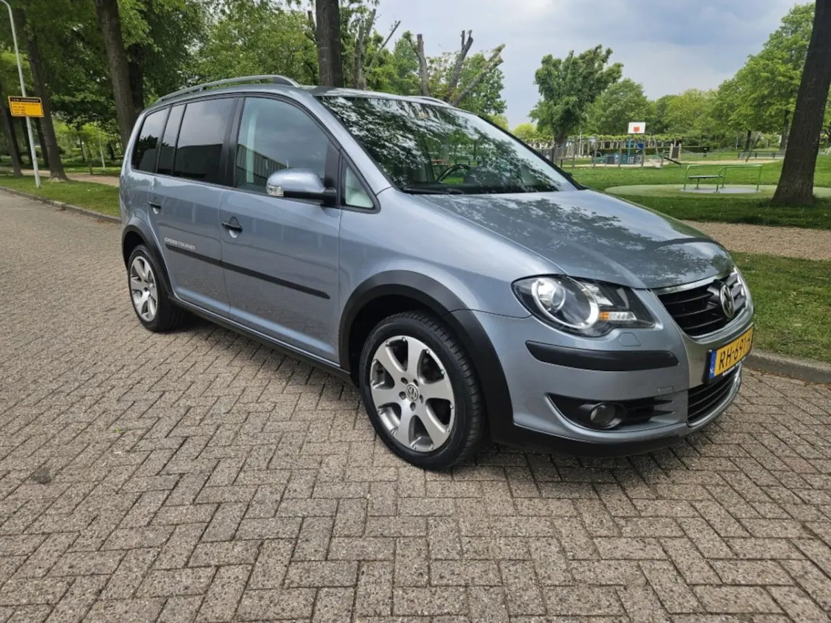 Volkswagen Touran 2008 Benzine Handgeschakeld leasen