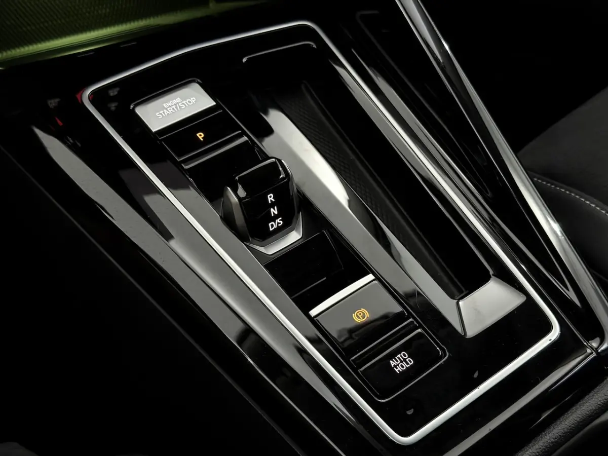 1.5 eHybrid Life Edition Plug-in Camera, Apple carplay, Virtual desk, Memory stoelen, Mass