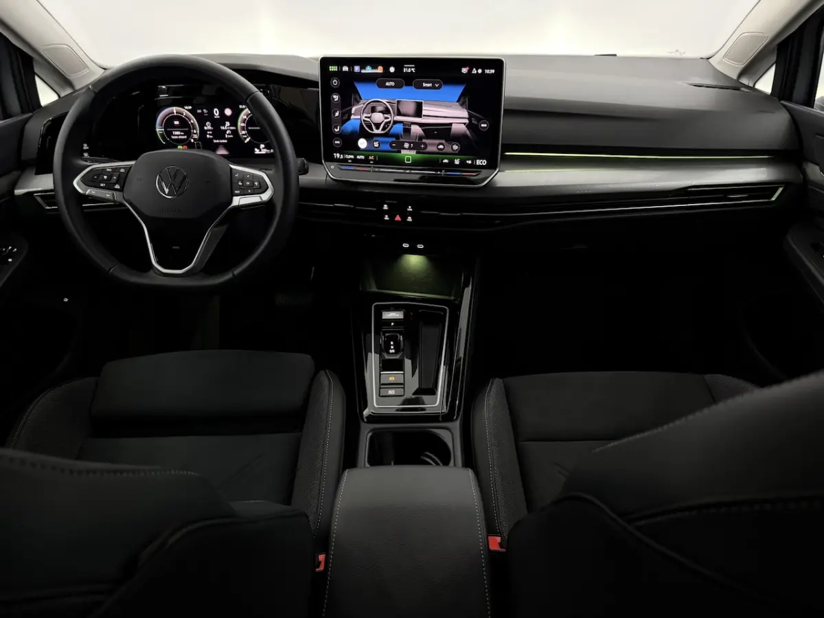 1.5 eHybrid Life Edition Plug-in Camera, Apple carplay, Virtual desk, Memory stoelen, Mass