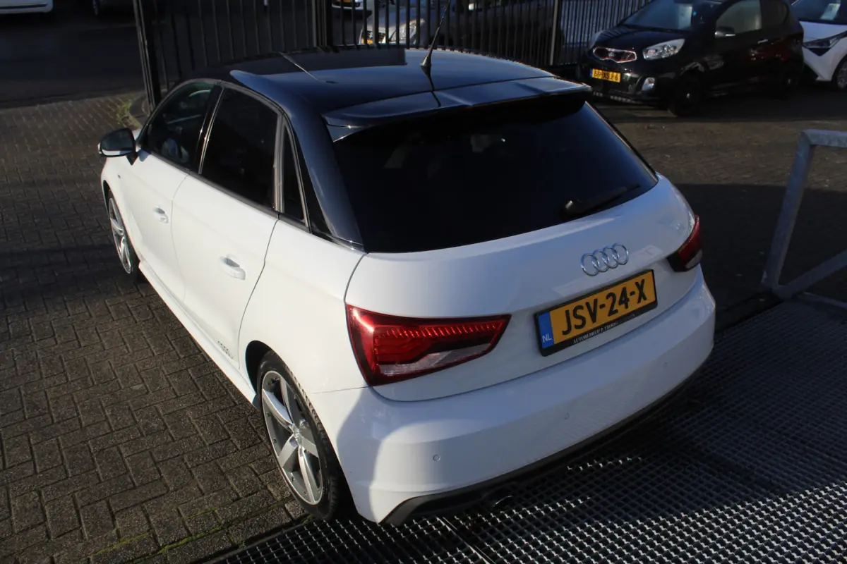 1.0 TFSI S-Line Navigatie/Led koplampen/Stoelverwarming/Parkeersensoren/Climate control/17
