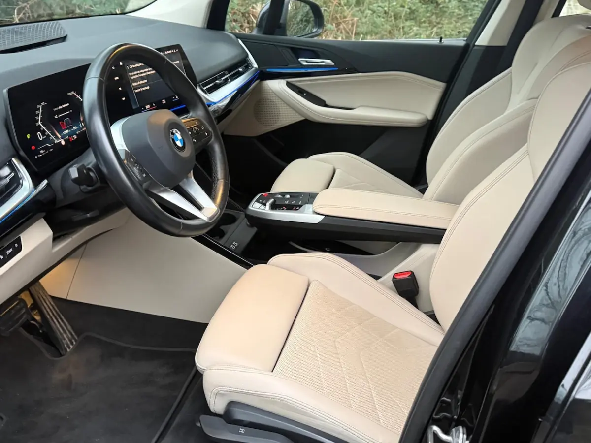 218i Exclusive 1 Eig. b.j. 3-2023 Leer sportstoelen, Navigatie , led verl