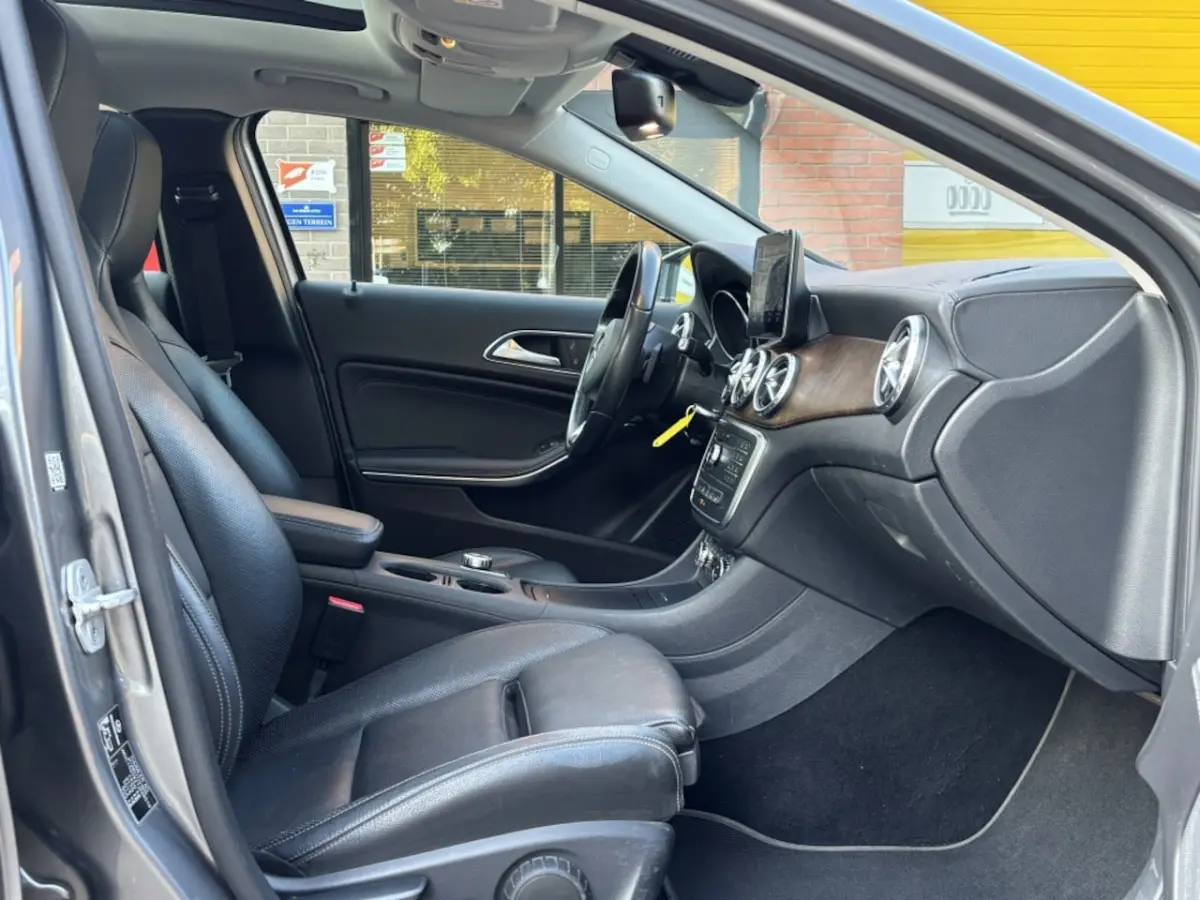 180 Prestige Aut Panorama HarmanKardon Trekhaak Camera Leder 18''