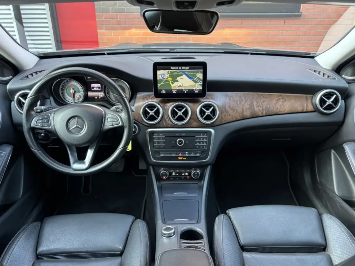 180 Prestige Aut Panorama HarmanKardon Trekhaak Camera Leder 18''