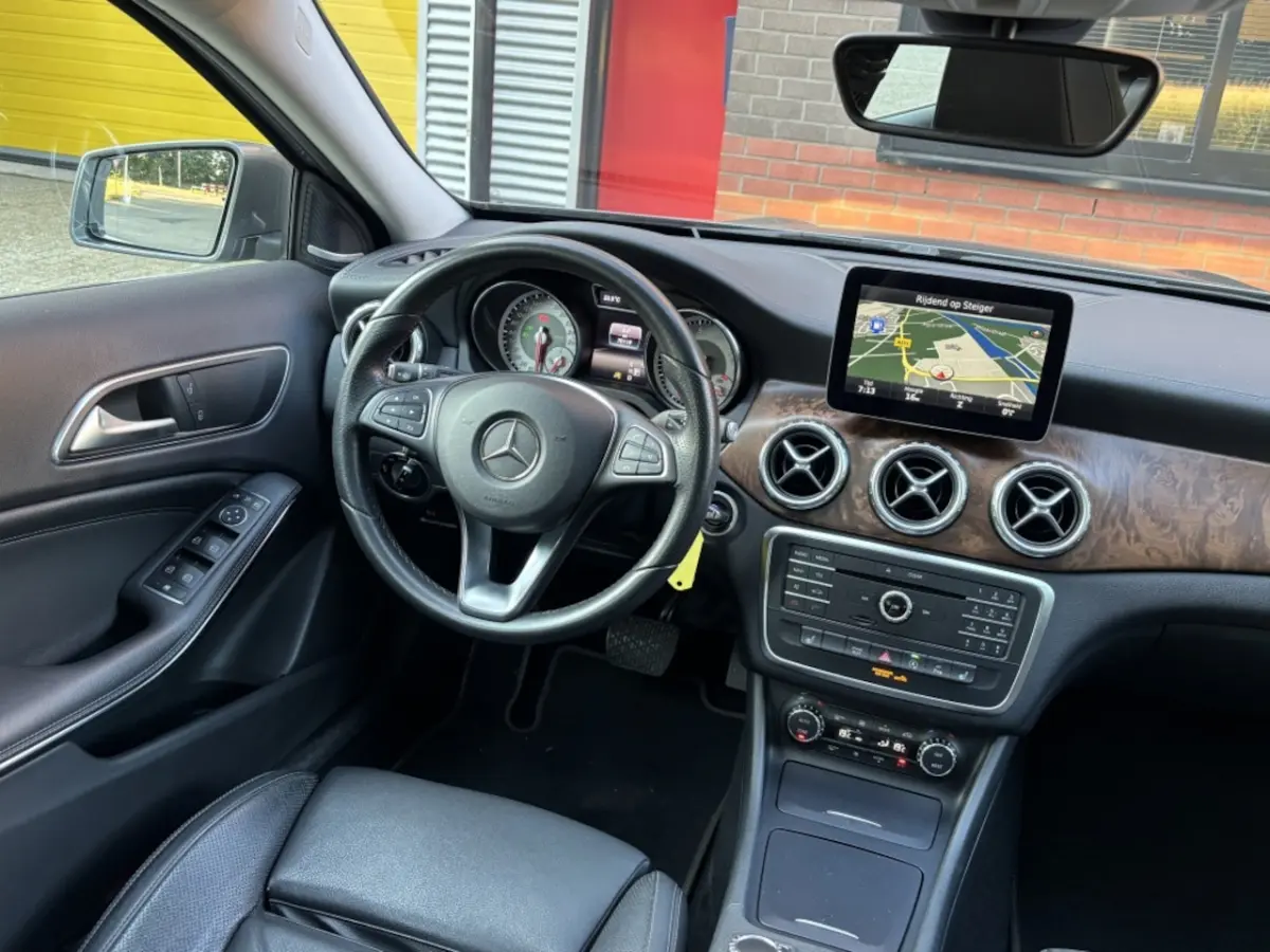 180 Prestige Aut Panorama HarmanKardon Trekhaak Camera Leder 18''