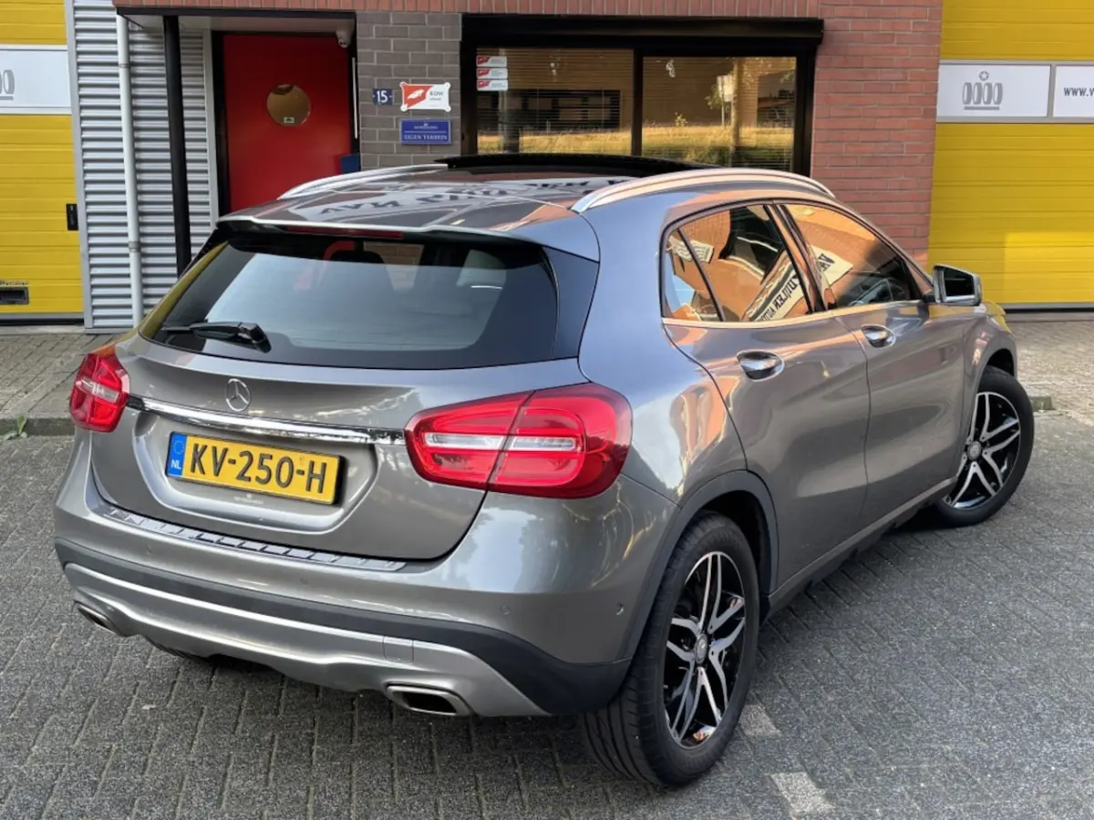 180 Prestige Aut Panorama HarmanKardon Trekhaak Camera Leder 18''
