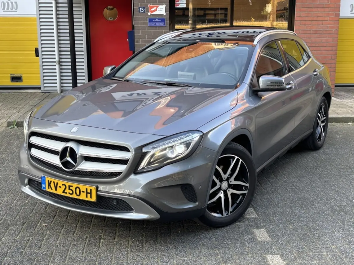 180 Prestige Aut Panorama HarmanKardon Trekhaak Camera Leder 18''