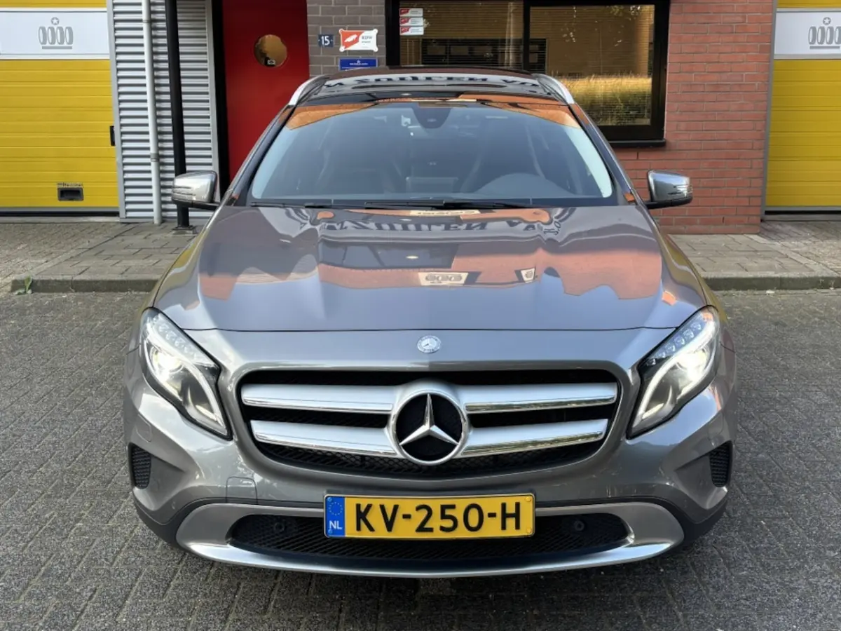 180 Prestige Aut Panorama HarmanKardon Trekhaak Camera Leder 18''