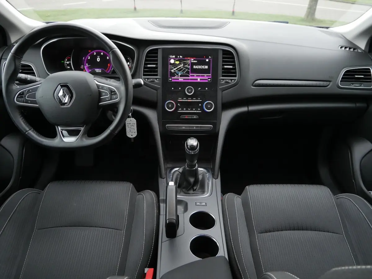 | Grijs kenteken | Verhoogde laadruimte | Carplay | LM velgen |