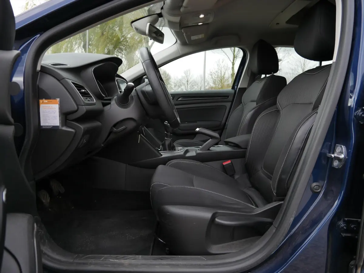 | Grijs kenteken | Verhoogde laadruimte | Carplay | LM velgen |