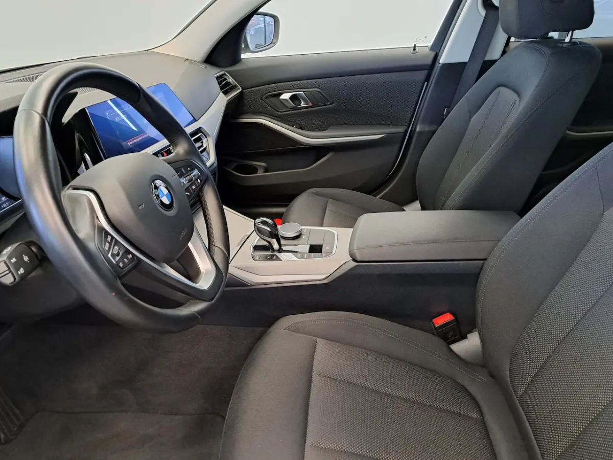 318i Executive Navigatie Clima Cruise PDC LM 157 PK 24 Maanden garantie* (Vraag naar de vo