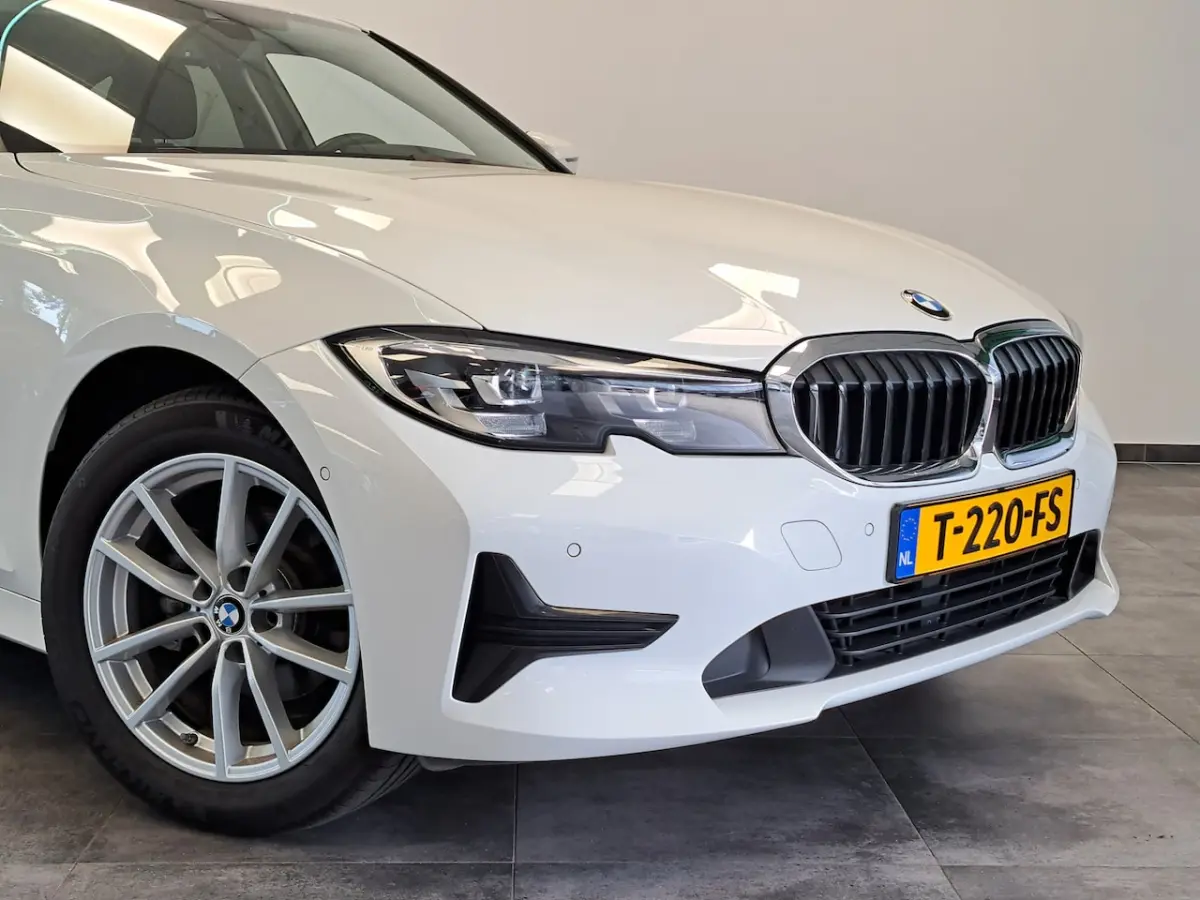 318i Executive Navigatie Clima Cruise PDC LM 157 PK 24 Maanden garantie* (Vraag naar de vo