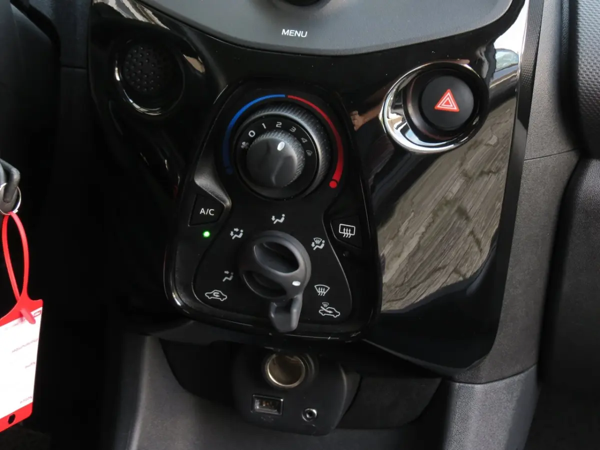 1.0 VTi Feel 5 Drs. Airco|LED|Bluetooth|Electr. Ramen|DAB+