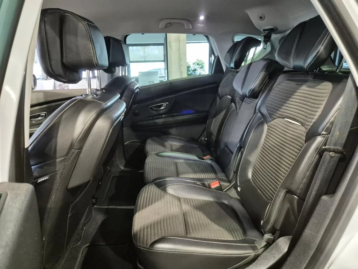 1.3 TCe Bose Camera |Groot scherm | Massage | Navigatie | Half leder | LED