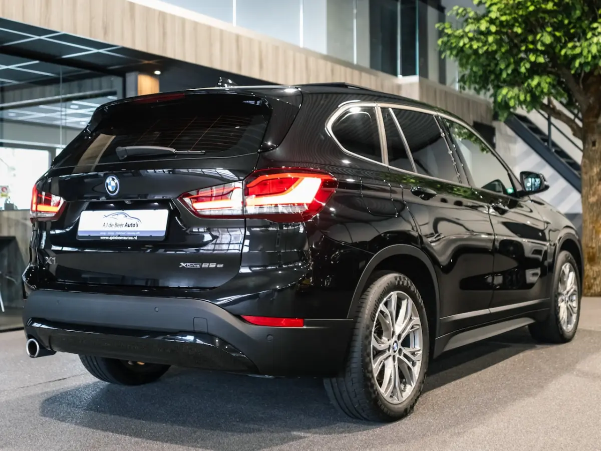xDrive25e High Executive Sportline | Panorama | Camera | HUD | 4x4 | Stoelverwarming