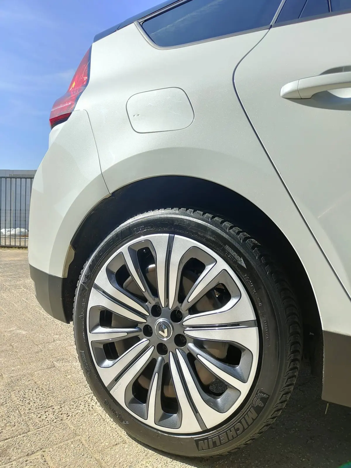 1.3 TCe 140pk /Automaat/7-persoons/Camera/Pearl white/Carplay