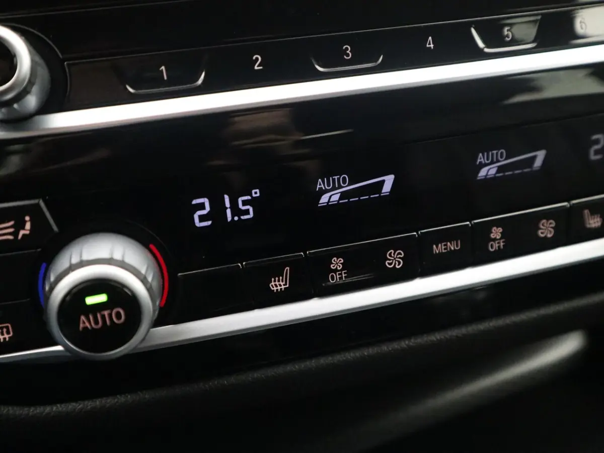 520i Business Edition Plus LCI / M-SPORT / LASER / CARPLAY / SHADOW / STOELVERW / CAMERA /