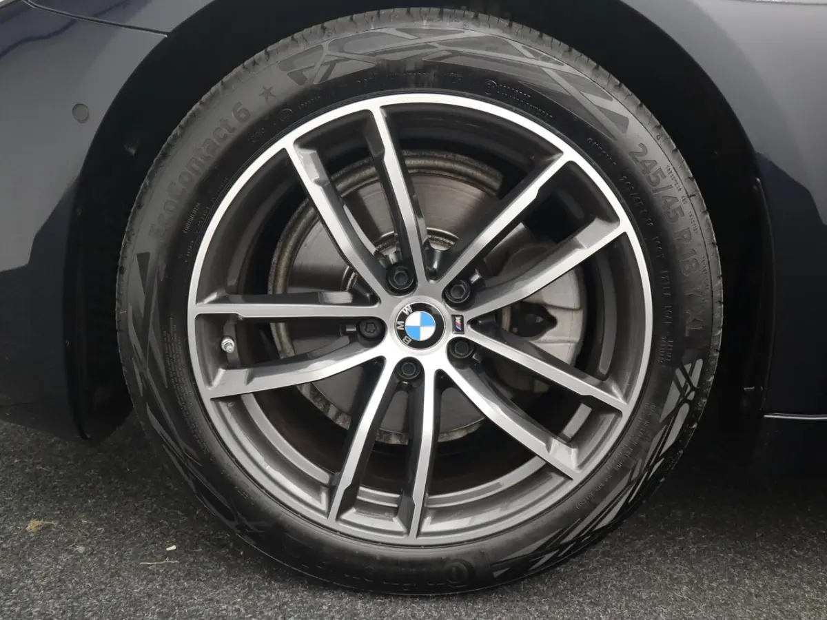 520i Business Edition Plus LCI / M-SPORT / LASER / CARPLAY / SHADOW / STOELVERW / CAMERA /