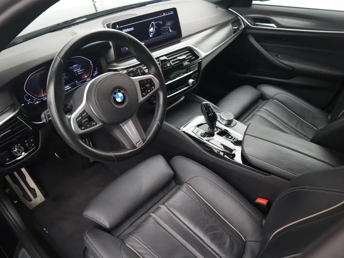 520i Business Edition Plus LCI / M-SPORT / LASER / CARPLAY / SHADOW / STOELVERW / CAMERA /