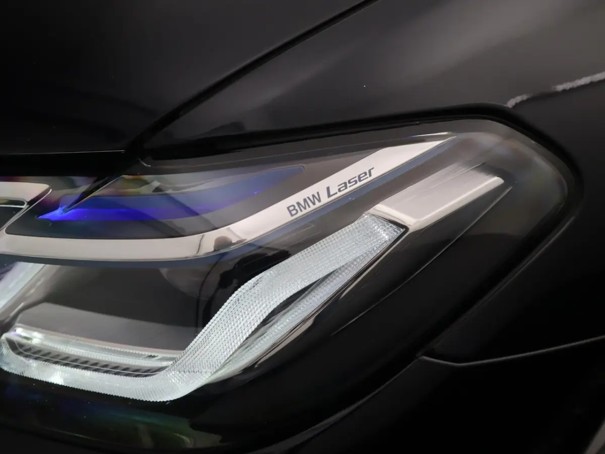 520i Business Edition Plus LCI / M-SPORT / LASER / CARPLAY / SHADOW / STOELVERW / CAMERA /
