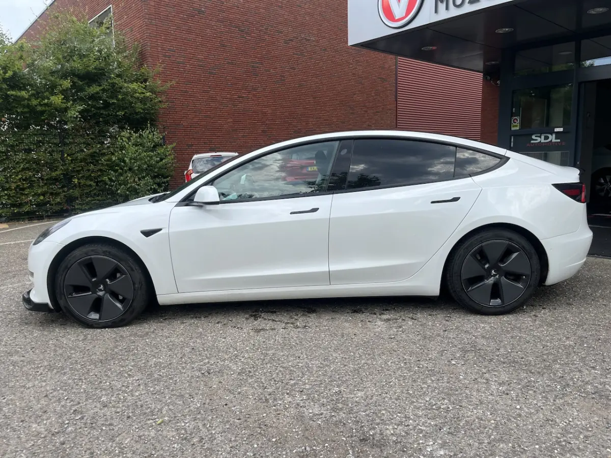 Standard RWD Plus 60 kWh PANODAK // NAVI // ADAPTIVE CRUISE // CLIMA // AUTOPILOT // CAMER