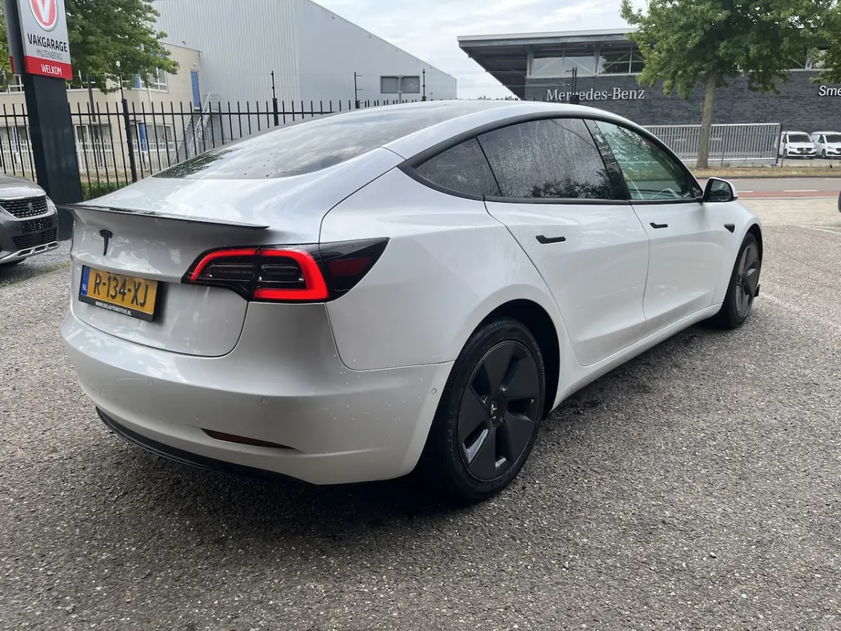 Standard RWD Plus 60 kWh PANODAK // NAVI // ADAPTIVE CRUISE // CLIMA // AUTOPILOT // CAMER