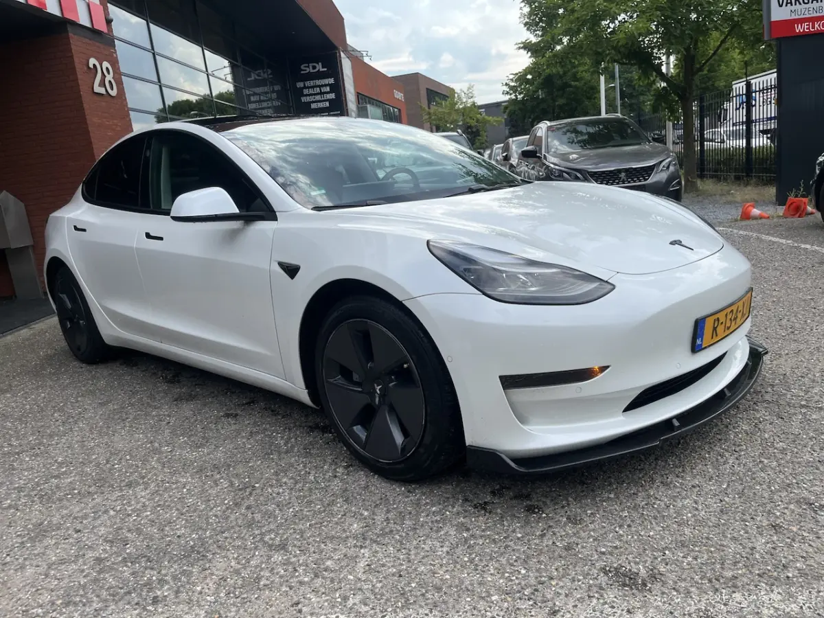 Standard RWD Plus 60 kWh PANODAK // NAVI // ADAPTIVE CRUISE // CLIMA // AUTOPILOT // CAMER
